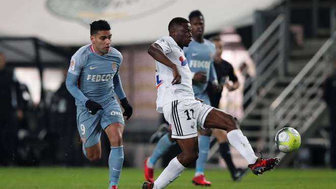 边锋赛后晒伤痕，网友称其太拼了（边锋赛后晒出伤痕，网友直呼拼劲十足）