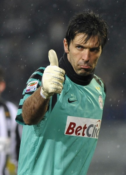 姆巴佩双响+库尔图瓦神扑！皇马客场群星闪耀，多名主力带伤出战（姆巴佩梅开二度，库尔图瓦高接低挡！皇马客场群星发光，多名主力带伤登场）